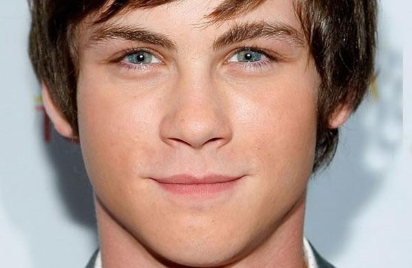 O canal promove um hangout - espécie de bate-papo virtual - com o astro da série, Logan Lerman, que vive Percy Jackson, protagonista do longa ( Divulgação)