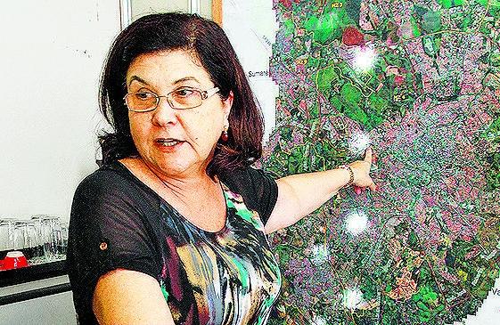 Diretora Maria Caiado explica onde serão as mudanças no ramal férreo ( Rodrigo Zanotto/Especial para AAN)