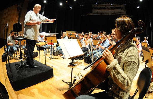 O argentino Pedro Ignácio Calderón rege a Sinfônica de Campinas durante ensaio, ontem, para os concertos de reabertura da Temporada 2013 (Érica Dezonne/AAN)