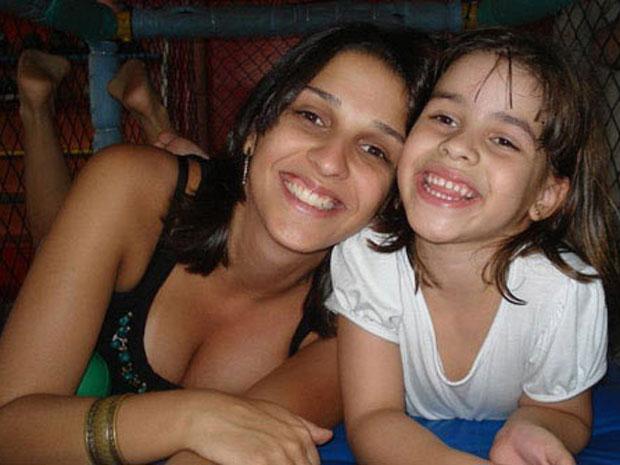  Ana Carolina Oliveira ao lado da filha, Isabella Nardoni, em imagem de arquivo da família (Reprodução/Arquivo Pessoal)