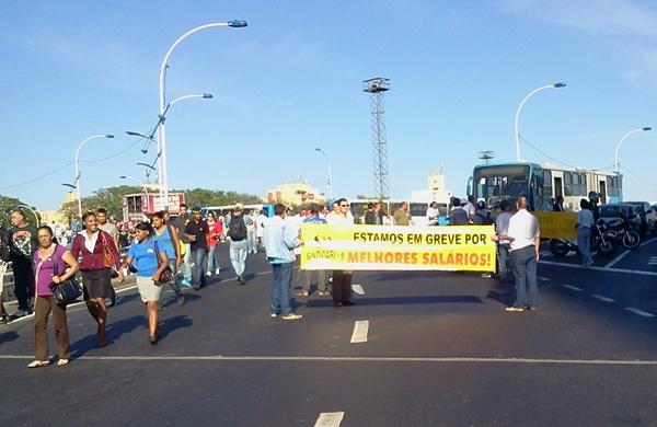 Funcionários da Emdec em passeata pela região central da cidade  (Dorinaldo Oliveira/ Correio Popular)