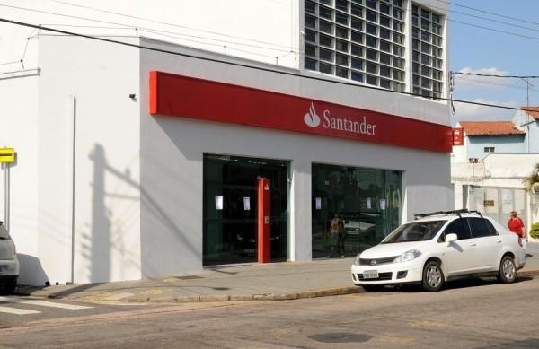 Ação criminosa dos bandidos começou cedo na agência do Santander (Alexandre Martins/Jornal de Jundiaí)
