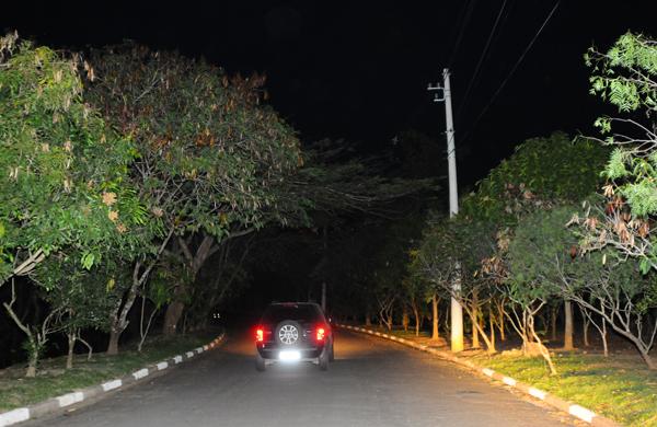 Rua no loteamento Colinas do Ermitage: sem postes de iluminação (Elcio Alves/AAN)