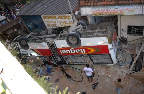 Micro-ônibus seguia até o bairro Mazomba, quebrou a mureta que delimita o viaduto e caiu sobre uma igreja (AE)
