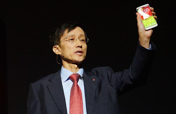 LG G2 é "o celular inteligente mais emocionante e ambicioso da nossa empresa", afirmou Jong-Seok Parkr
 (France Press)