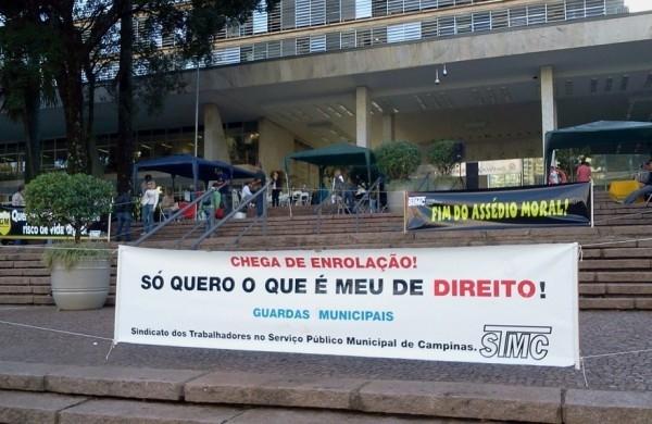 Manifestantes montam barracas e fixam faixas em frente a Prefeitura de Campinas (Dorinaldo Oliveira/ Correio Popular)