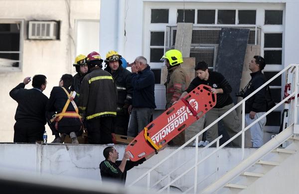 Equipes de bombeiros de Rosário buscam por desaparecidos em escombros do prédio onde houve explosão (France Press)