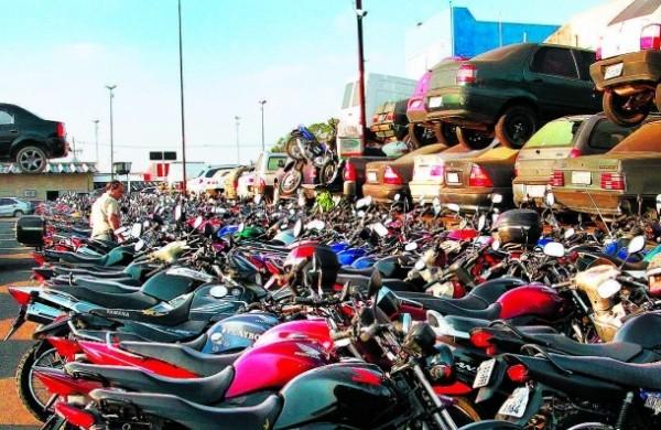 Motos e carros recolhidos acumulados em um dos pátios superlotados da Emdec  ( Rodrigo Zanotto/Especial para AAN)