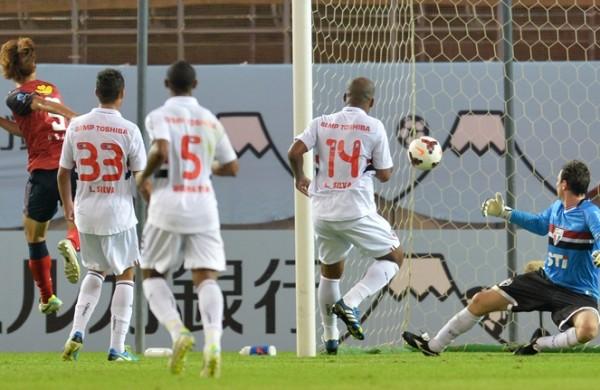 Rogério Ceni e jogadores do São Paulo observam gol da vitória do Kashima aos 48 do segundo tempo (France Press)