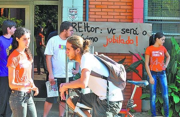 Grupo de estudantes protesta em frente à reitoria da Universidade Estadual de Campinas  ( Rodrigo Zanotto/Especial para AAN)