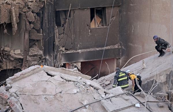 Bombeiros trabalham em resgate de vítimas em explosão em prédio de Rosário na Argentina (France Press)