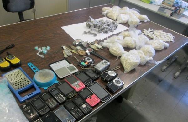 Drogas e outros objetos foram apreendidos pela polícia (Tatiane Quadra/AAN)
