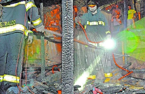 Bombeiros fazem rescaldo do incêndio na favela Portelinha (Antonio Trivelin/AAN)