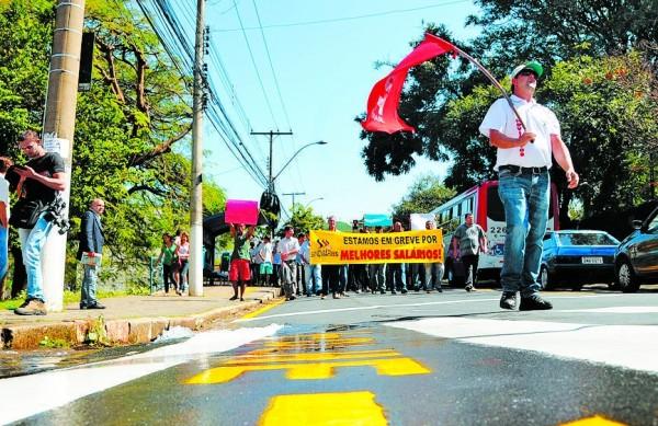 Funcionários em greve foram da sede da Emdec até a Prefeitura; trabalhadores reclamam de ?descaso? (Érica Dezonne/AAN)