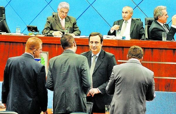 Orsi (de frente) conversa com o líder de governo Rafa Zimbaldi (PP) ao lado de integrantes da bancada do PSDB (Elcio Alves/AAN)