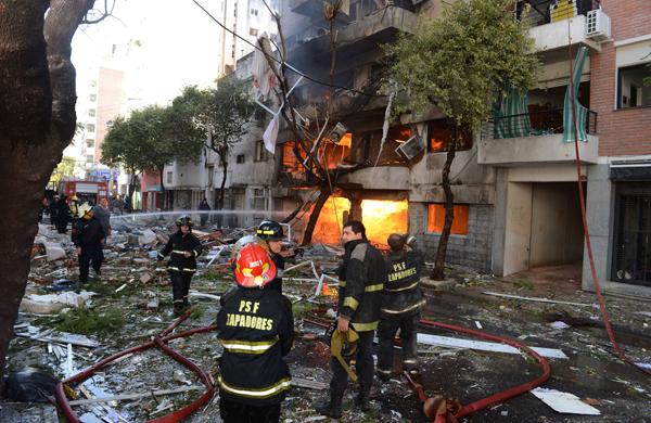 Horas depois da explosão ainda há gente presa no prédio e gritos eram ouvidos (France Press)