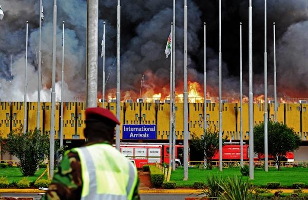Incêndio destruiu um dos maiores e mais movimentados aeroportos da Árfica (France Press)