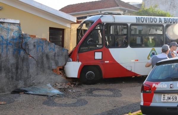 Ônibus sem freio quebrou muro de casa no bairro Bonfim (Elcio Alves/AAN)