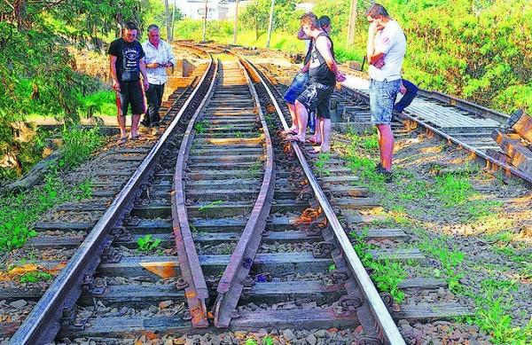Curiosos passaram pelo local da tragédia em Valinhos durante todo o dia de domingo ( Dominique Torquato/AAN)