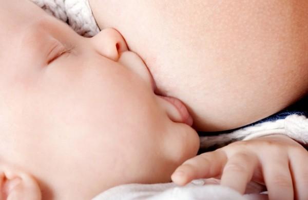 Mães devem amamentar seus filhos até os seis meses só com leite do peito (Divulgação)