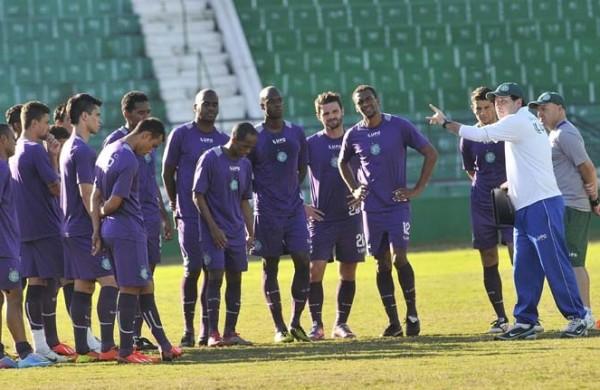 Jogadores ouvem orientações do técnico Tarcísio Pugliese ( Carlos Sousa Ramos/AAN)