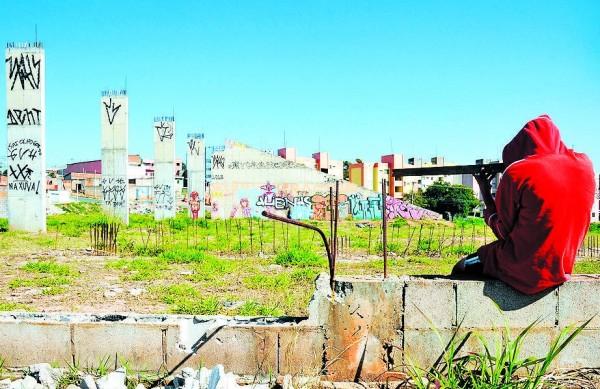 Menino usa pedaço de pau como 'espingarda' em local que deveria ser a Praça da Juventude, no DIC 5 ( )