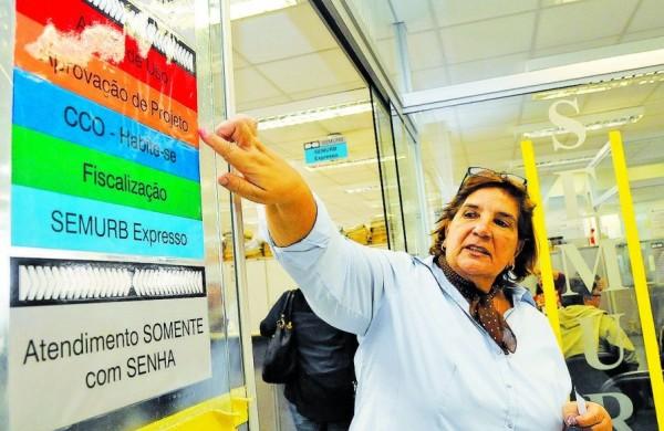 Lúcia Beatriz Affonseca, coordenadora de atendimento ao público da Secretaria de Urbanismo, mostra nova organização para atender interessados (Érica Dezonne/AAN)