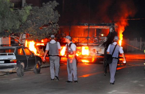 Policiais próximo a ônibus incendiado por moradores no bairro Bosques do Lenheiro (Antonio Trivelin/Gazeta de Piracicaba)