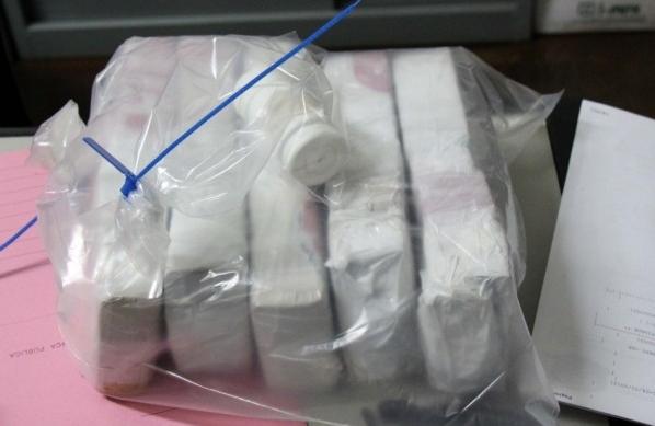 Tijolos de maconha e cápsulas de cocaína foram apreendidas pela Dise ( Divulgação)