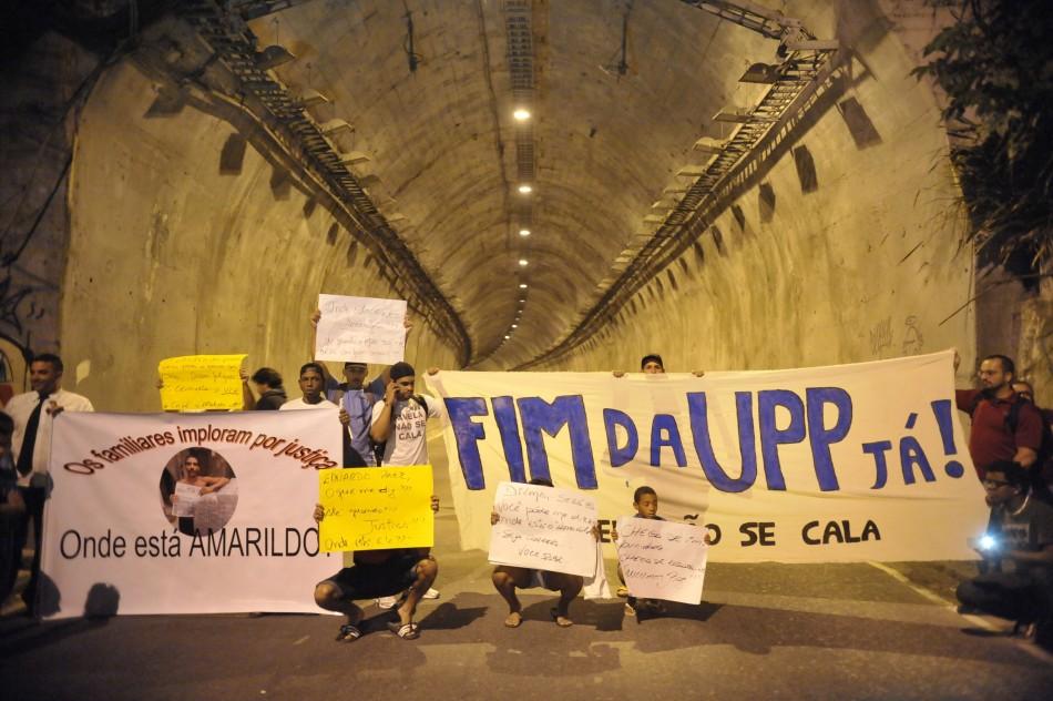 Em protesto, moradores da Rocinha e parentes do pedreiro Amarildo de Souza cobram informações após ser levado por policiais da UPP (Agência Brasil)