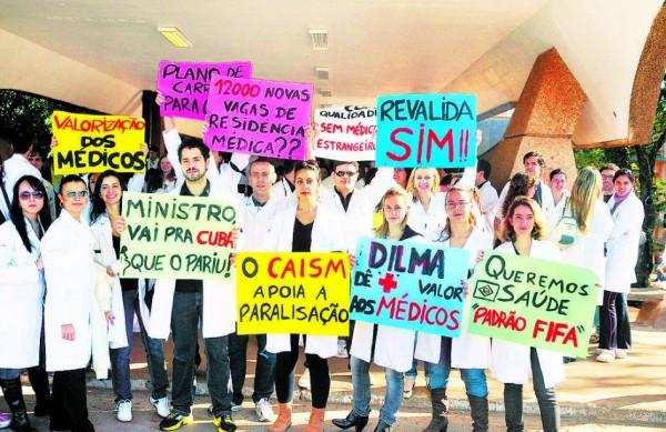 Médicos reunidos na Unicamp, no início de julho, protestaram contra ocupação forçada de vagas ( Dominique Torquato/AAN)