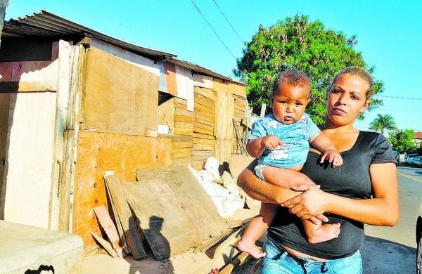 A dona de casa Andressa Sardi Pereira diz que sua inscrição "desapareceu" do sistema em 2005 ( Dominique Torquato/AAN)