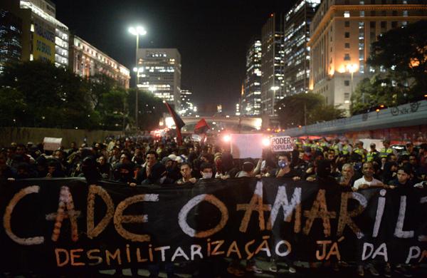Os manifestantes saíram do Viaduto do Chá, passaram pela Avenida 23 de Maio, pela Avenida Brigadeiro Luiz Antônio e chegaram à Avenida Paulista (France Press)