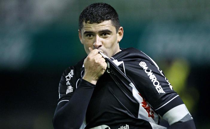 William pulou para a liderança após marcar dois gols no jogão diante do Coritiba ( Cedoc/RAC)
