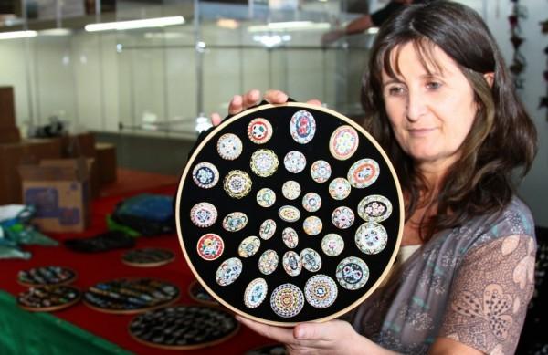 A espanhola Tiziana Aleccio mostra peças que venderá no evento do Iguatemi Campinas ( Divulgação)