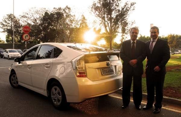 Automóvel funciona com motor à gasolina e à energia elétrica (Divulgação)
