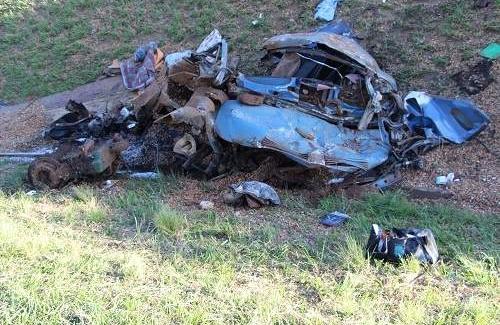 Destroços do caminhão foram espalhados no acostamento da via ( Divulgação)