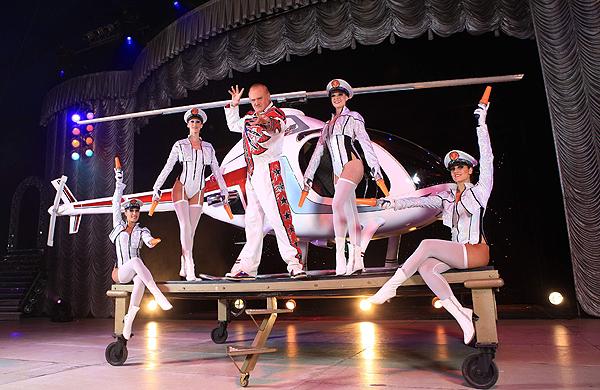 Circo Tihany: um dos pontos altos do espetáculo é quando um helicóptero aparece magicamente em pleno palco (Divugação)
