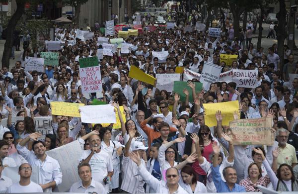 Manifestantes criticaram os ministros da Saúde e da Educação, Alexandre Padilha e Aloísio Mercadante (France Press)