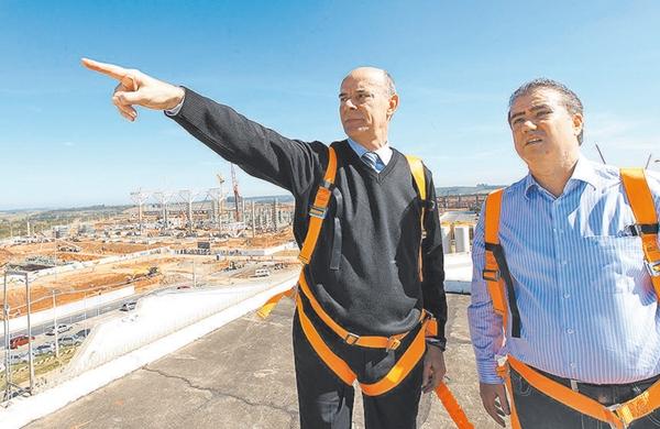 Luiz Alberto Küster, da Brasil Viracopos, e o prefeito Jonas Donizette em obras do aeroporto: cooperação ( Divulgação)