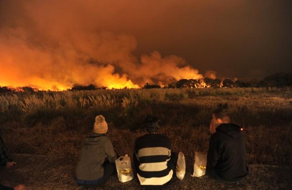 Argentinos observam incêndio em reserva ecológica de Buenos Aires (France Press)