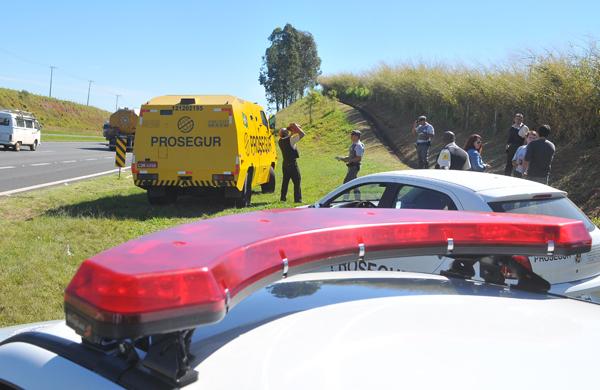Carro-forte é alvo de bandidos; família de segurança fica refém (César Rodrigues/AAN )