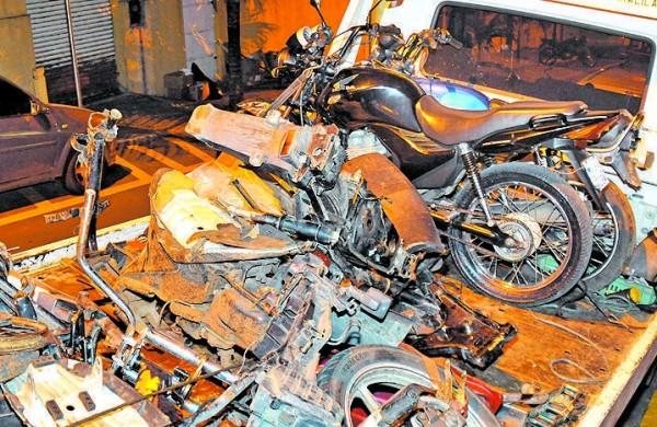 Motos desmontadas e peças encheram carroceria de guincho (Antonio Trivelin/AAN)