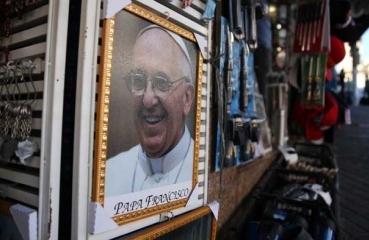 Quadro do papa Francisco atraiu compradores ao comércio de Aparecida (Divulgação)