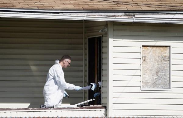 Policial investiga a casa que foi feita de cativeiro para as três mulheres em Cleveland (France Press)