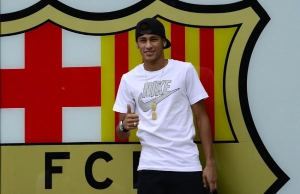Neymar chegou à Espanha para se apresentar ao Barcelona (France Press)