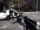 Reprodução do game Payday2 mostra policial se entragando aso bandidos (Divulgação)