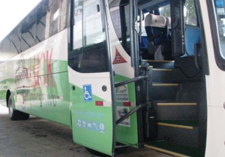 Porta de um ônibus, na qual se vê o Símbolo Internacional de Acessibilidade e a escada que dá acesso ao interior do ônibus (Tô Dentro!/Blog)