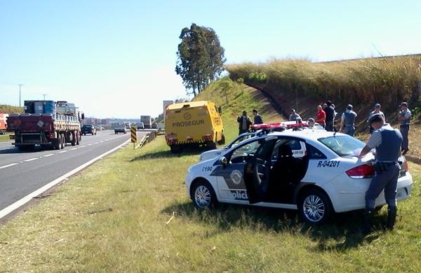 Malote com dinheiro foi jogado na rodovia e recolhido pelos bandidos (Dorinaldo Oliveira/ Correio Popular)