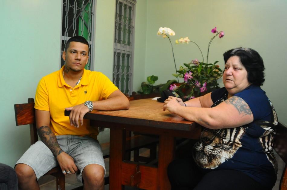 Wesley, irmão Wallace e a mãe, Maria Lúcia de Araújo: dor pela perda e pela impunidade do motorista (Elcio Alves/AAN)